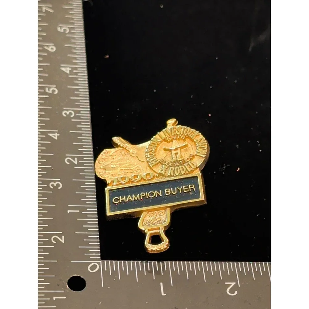 Vtg 1990 Houston Livestock Show Rodeo Champion Buyer‎ Saddle Pin Gold Tone HLSR